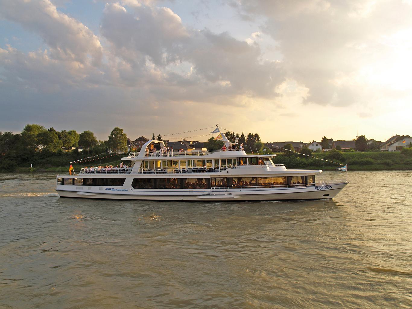 Verträumtes Bonn mit Schifffahrt auf dem Rhein